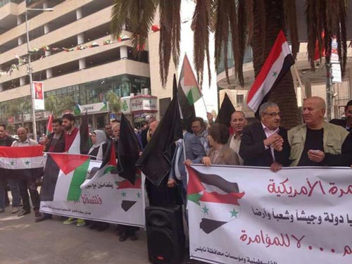 بالصور: وقفة احتجاجية وسط نابلس تنديدا بالعدوان الأمريكي على سوريا