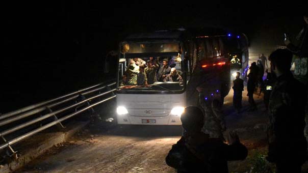 وصول الدفعة الأولى من حافلات أهالي بلدتي كفريا الفوعة إلى حلب وتوجه حافلات المسلحين وعائلاتهم إلى ريف إدلب