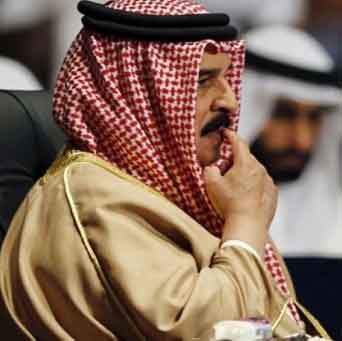 ملك البحرين يتحدى الموقف العلمائي والشعبي الرافض لقانون السلطة للأحوال الشخصية