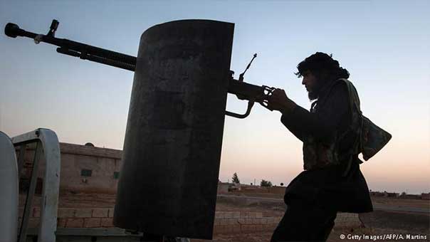 اشتباكات مخيم اليرموك بين &rsquo;هيئة تحرير الشام&rsquo; و&rsquo;داعش&rsquo; مستمرة.. والتنظيم يدفن جثث قتلى الحجر الأسود