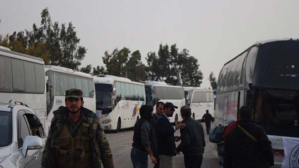 دفعة جديدة من المسلحين تخرج من حي الوعر في حمص: 400 مسلح مع عائلاتهم إلى إدلب