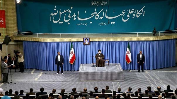 الإمام الخامنئي أمام جمعٍ من العمال: التواجد الفاعل للشعب في جميع الساحات مصيري وضمان للامن القومي