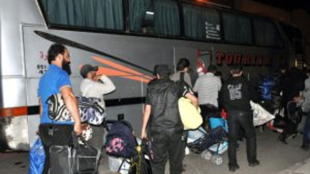 إتمام خروج دفعة جديدة من المسلحين وأفراد عائلاتهم في إطار تنفيذ اتفاق المصالحة بحي الوعر في حمص