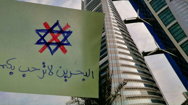 الأسرى بأمعاء خاوية... والسجّان يُكرَّم على موائد البحرين 