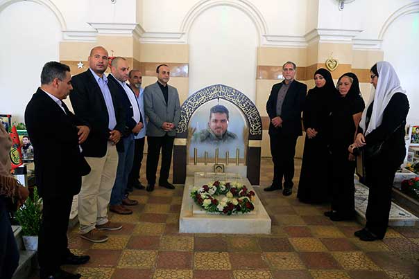 الأسير الكوبي المحرر رينيه غونسالس زار ضريح الشهيد القائد عماد مغنية والشهيد القنطار