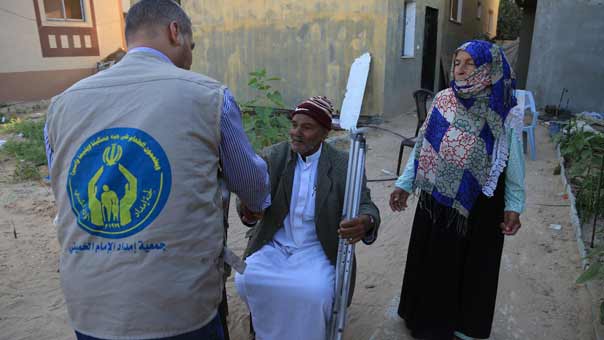 بالصور: دعمًا لصمودهم..لجنة إمداد الإمام الخميني (قده) تقدم مساعدات لأصحاب المنازل المدمرة في قطاع غزة