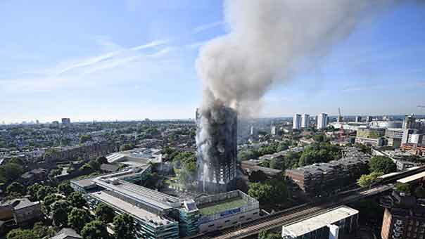 لندن تخلي 800 وحدة سكنية.. والشرطة تكشف سبب احتراق برج غرينفيل