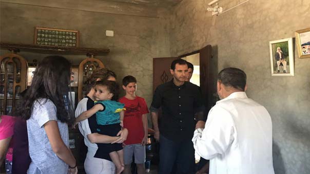 بالصور.. الرئيس الأسد يجول برفقة عائلته على قرى حماة ويزور جرحى الجيش السوري في منازلهم