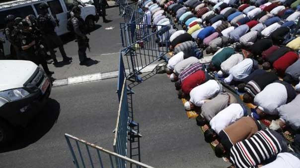 فلسطين: المقدسيون يصلون صلاة الظهر عند باب الأسباط بعد رفضهم دخول البوابات الالكترونية