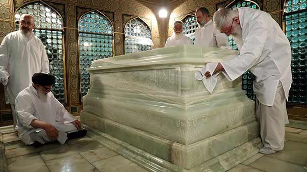 بالصور: مراسم إزالة الغبار عن المرقد الشريف للإمام الرضا (ع) بحضور الامام الخامنئي 