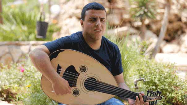 ماهر .. فلسطيني ضرير قهر إعاقته بالموسيقى وإبداعه طاف العالم