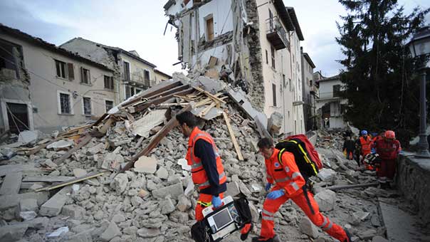 إجلاء أكثر من 30 ألف سائح من مقاطعة سيتشوان الصينية عقب زلزال مدمر