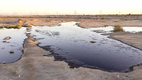 الكويت تكافح لسحب بقع نفطية متسربة جنوب مياهها الاقليمية