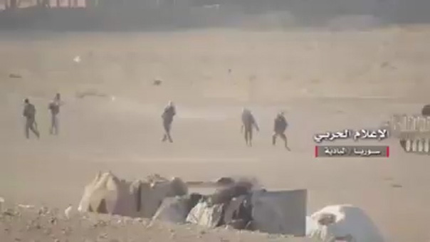 بالفيديو.. شاهد كيف إلتحم الجيش السوري وجهاً لوجه مع مسلحي &rsquo;داعش&rsquo; في البادية