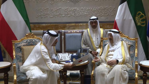 أمير الكويت يتسلم رسالة خطية من أمير قطر