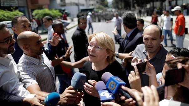 المدعية الفنزويلية السابقة تفرّ إلى كولومبيا والجمعية التأسيسية تمنح نفسها سلطات تشريعية