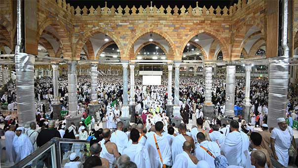 الدفاع المدني السعودي يخلي فندقًا في مكة من الحجاج بسبب اندلاع حريق