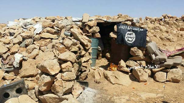 بالصور .. مخلفات ’داعش’ في المحور الشمالي بجرود القلمون الغربي بعد دحرهم من قبل الجيش السوري والمقاومة