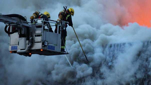 لندن تكافح حريقًا ضخمًا.. والشرطة تشتبه بثلاثة أشخاص