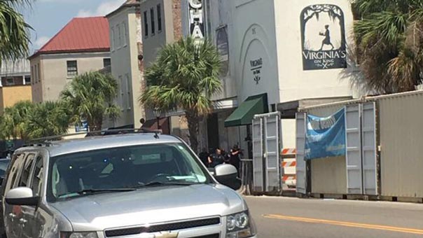 هجوم مسلح في شارلستون الأميركية: مقتل أحد الرهائن وإصابة المنفذ