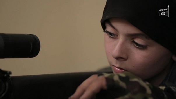 وجه &rsquo;داعش&rsquo; الإعلامي الجديد .. طفل عمره 10 سنوات
