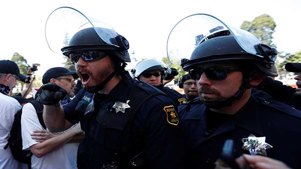 صدامات في كاليفورنيا الأميركية بين مؤيدين لترامب ومعارضين له