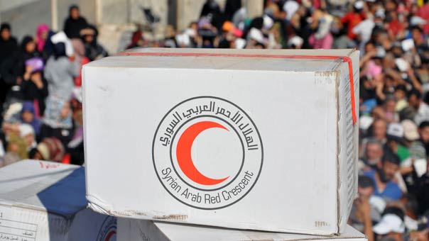 محافظ دير الزور: الهلال الاحمر السوري افتتح 9 نقاط لتوزيع المساعدات الإنسانية في المدينة