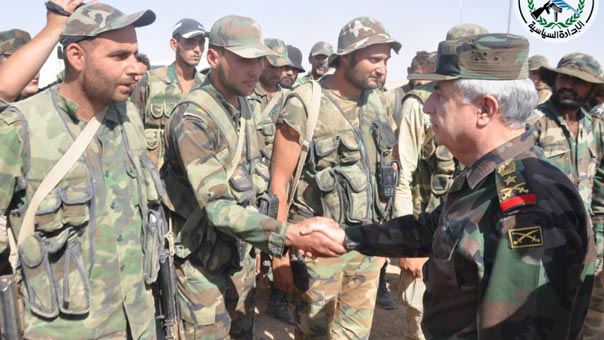 العماد أيوب يتفقد قوات الجيش السوري العاملة في دير الزور
