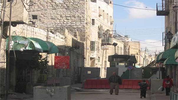 حارات الخليل القديمة تعيش فصولاً متعددة من المأساة بفعل الاحتلال وسياساته العنصرية