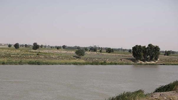  الدفاع الروسية تشيّد جسراً عائماً على نهر الفرات