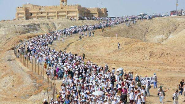 التطبيع الجماهيري بين الفلسطينيين والصهاينة.. ورقةٌ أخرى يدفع بها عرّابو التسوية من الرسميين