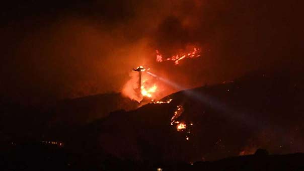 قتلى في حرائق مدمرة تجتاح كاليفورنيا.. وإعلان حالة الطوارئ