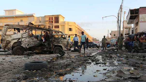 عشرات الضحايا في انفجار &rsquo;هائل&rsquo; بقلب العاصمة الصومالية

