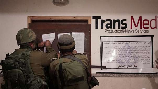 الاحتلال يواصل انتهاكاته للحريات الإعلامية: إغلاق وسائل إعلام وشركات إنتاج في الضفة الغربية