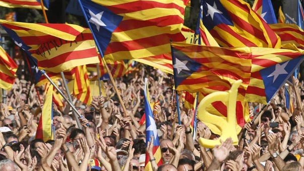 إسبانيا تهدّد بتعليق الحكم الذاتي لإقليم كاتالونيا بعد عزمه على إجراء استفتاء الاستقلال
