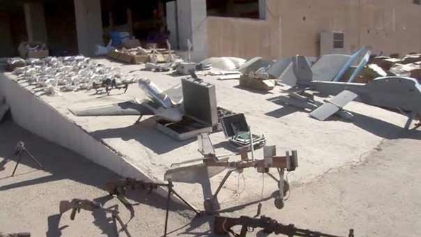 بالصور: الجيش السوري يعثر على أسلحة &rsquo;إسرائيلية&rsquo; في أوكار تنظيم داعش بمدينة الميادين