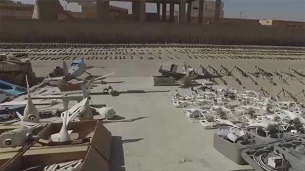 &rsquo;الحرس الثوري الإيراني&rsquo; يعرض مشاهد لأسلحة وطائرات &rsquo;استطلاع&rsquo; صادرها الجيش السوري وحلفاؤه في الميادين بدير الزور