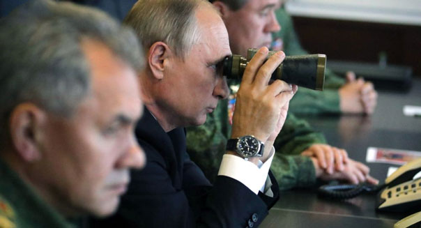 بوتين يطلق أربعة صواريخ استراتيجية عابرة للقارات