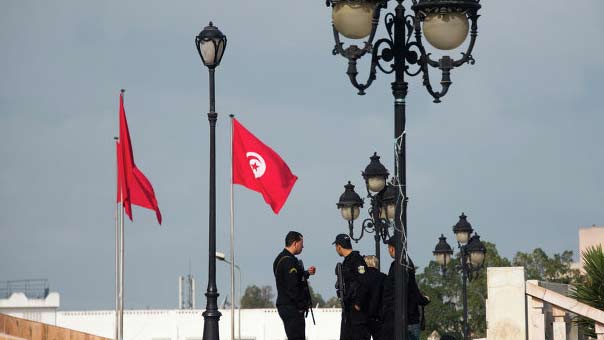 القبض على شخص طعن شرطيين بسكين قرب البرلمان التونسي