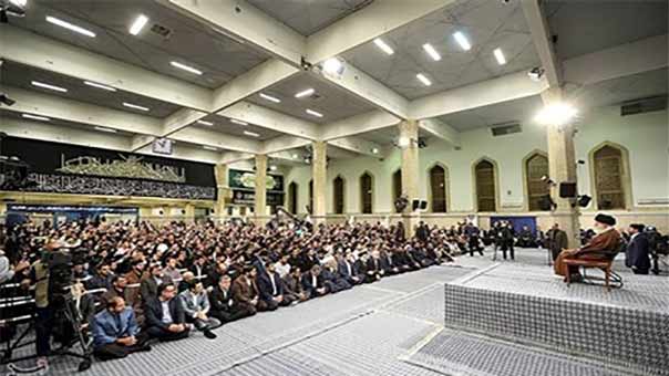 الامام الخامنئي أمام طلاب الجامعات الايرانية: التجارب الماضية تفرض ألّا نثق بالعدو