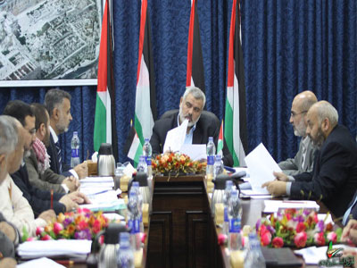 حكومة "هنية" تستنكر توالي المخططات الاستيطانية .. وتحظر جميع أشكال التعامل مع إعلام العدو