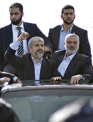 الغزاويّون يستقبلون مشعل بحفاوة في زيارة تحمل رسائل في إتجاهات متعددة
