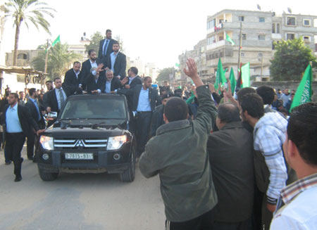 الغزاويّون يستقبلون مشعل بحفاوة في زيارة تحمل رسائل في إتجاهات متعددة
