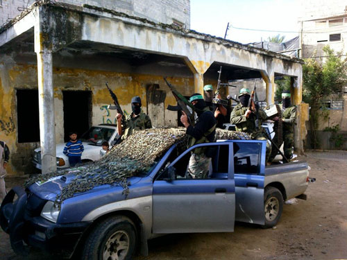 الغزاويّون يستقبلون مشعل بحفاوة في زيارة تحمل رسائل في إتجاهات متعددة
