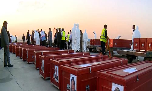 روحاني في استقبال 104 شهداء من كارثة مِنى: يجب معرف أسباب الكارثة وإذا لزم الأمر سنستفيد من قدرتنا وقوتنا (مصوّر)