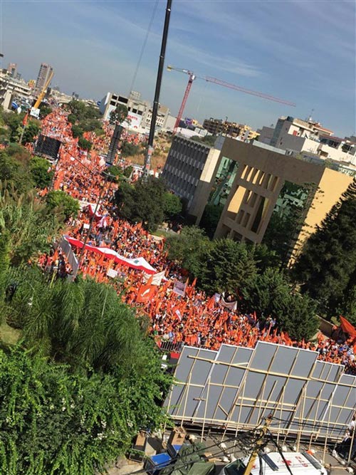 التيار الوطني الحر يملأ الطريق الى قصر بعبدا..والعماد عون يجدد المطالبة بقانون نسبي وبرئيس لا يكون دمية بيد أحد
