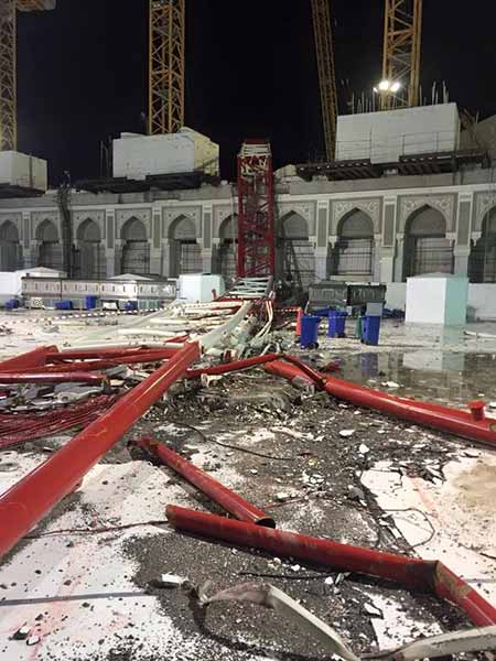 السعودية: نقل &rsquo;رافعة الحرم&rsquo; إلى خارج المسجد بعد تقطيعها