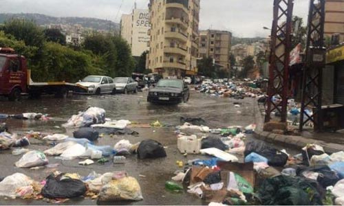 أول غيث الأمطار.. فيضانات في الطرقات ونفايات تسبح في شوارع بيروت