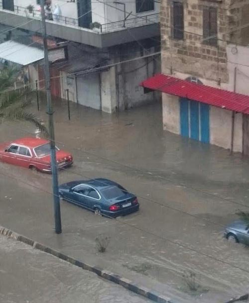 أول غيث الأمطار.. فيضانات في الطرقات ونفايات تسبح في شوارع بيروت