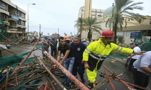 أول غيث الأمطار.. فيضانات في الطرقات ونفايات تسبح في شوارع بيروت